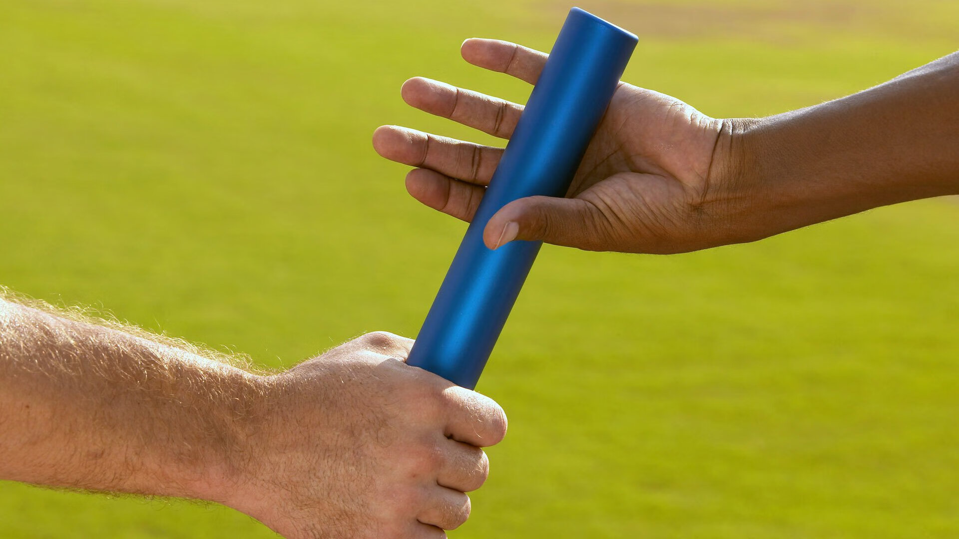 欧国联赛场风波,意大利对阵以色列一役两球迷冲闯球场遭安保迅速制伏